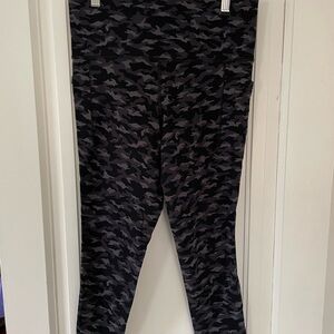 Athleta Salutation Stash 7/8 Black and Gray Camouflage Leggings